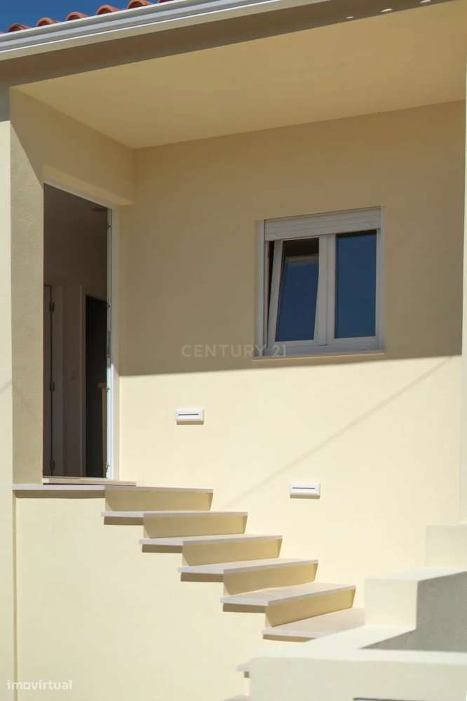 Moradia T3 de dois pisos com terreno totalmente renovada a cinco minut-9