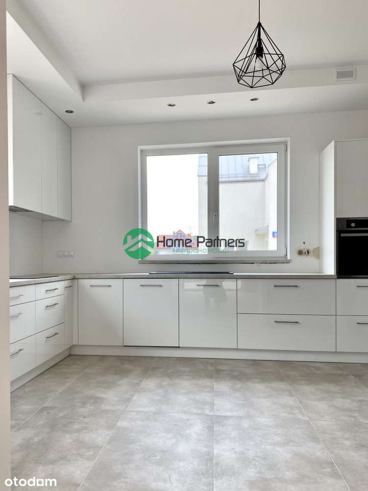 Wysoki na 5,5m salon z oknami do sufitu-9