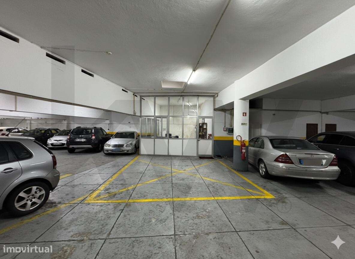 Garagem - 53 lugares - À Praça de Velasquez - Porto - Grande imagem: 3/17
