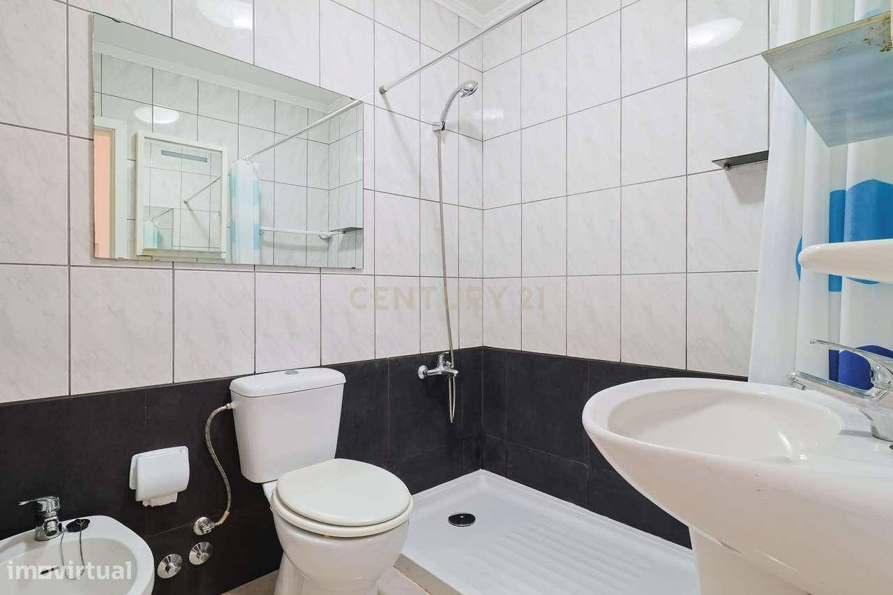 Moradia T2+1 com sótão, garagem, jardim e logradouro – Ponta Delgada-7