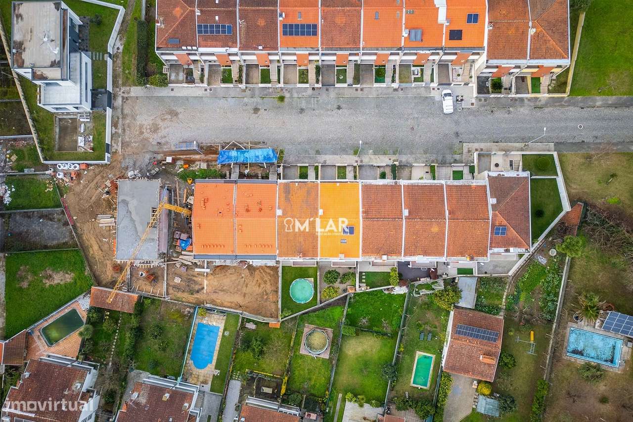 Moradia T3+1,  de gaveto, em Merelim S. Pedro – Braga-10