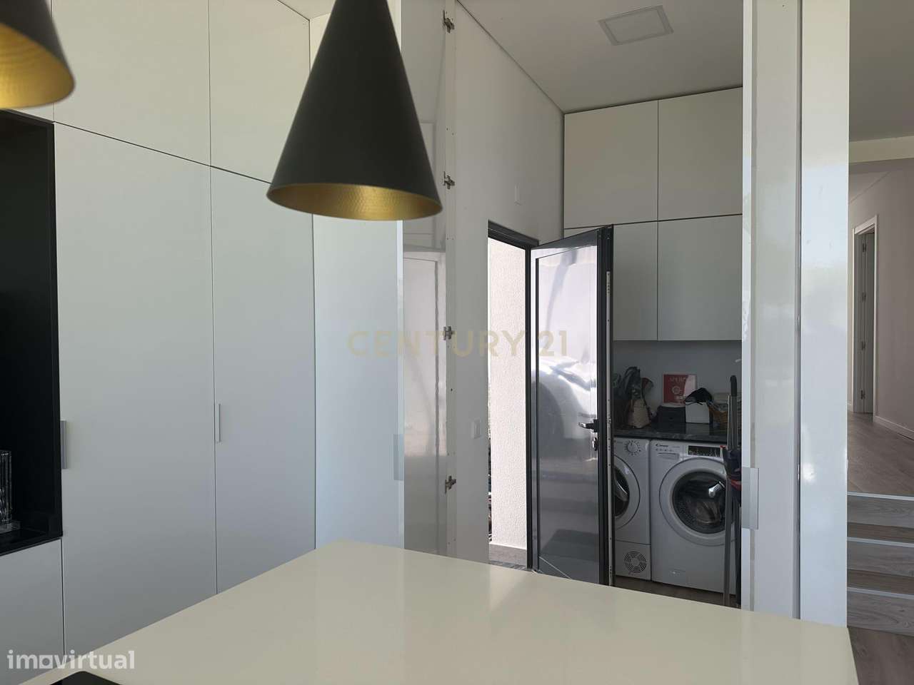 Moradia Térrea com Piscina aquecida e excelente jardim. Localizada em-24