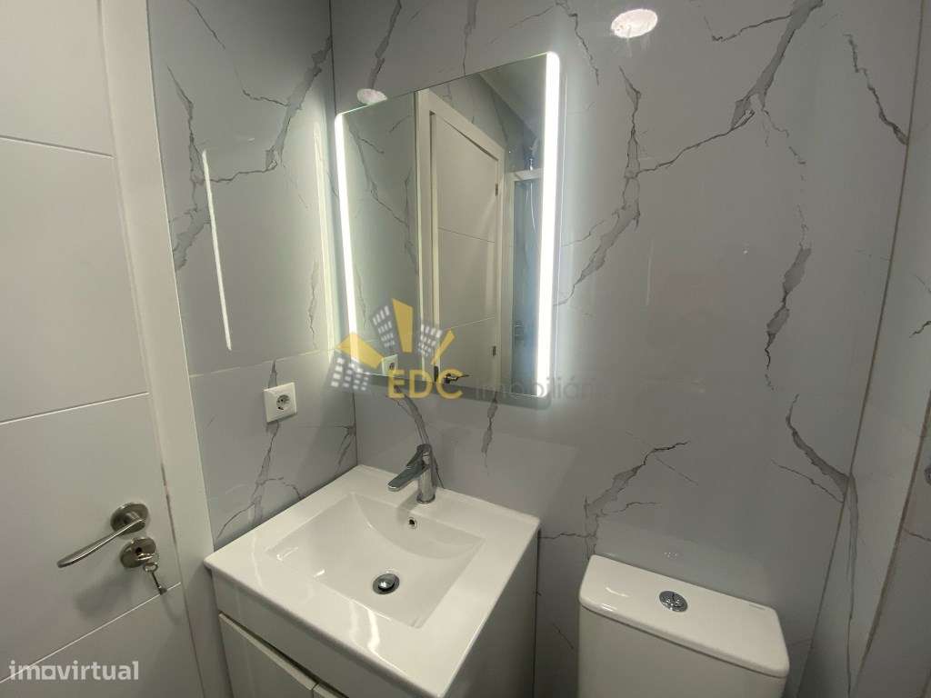 Apartamento T2 Totalmente Remodelado em zona Premium de Benfica | A...-21