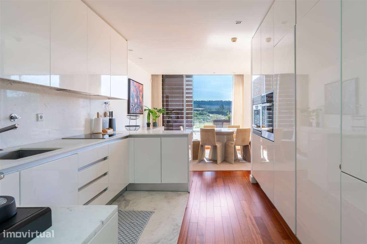 Moradia T4 com piscina, jardim e vista tranquila-10