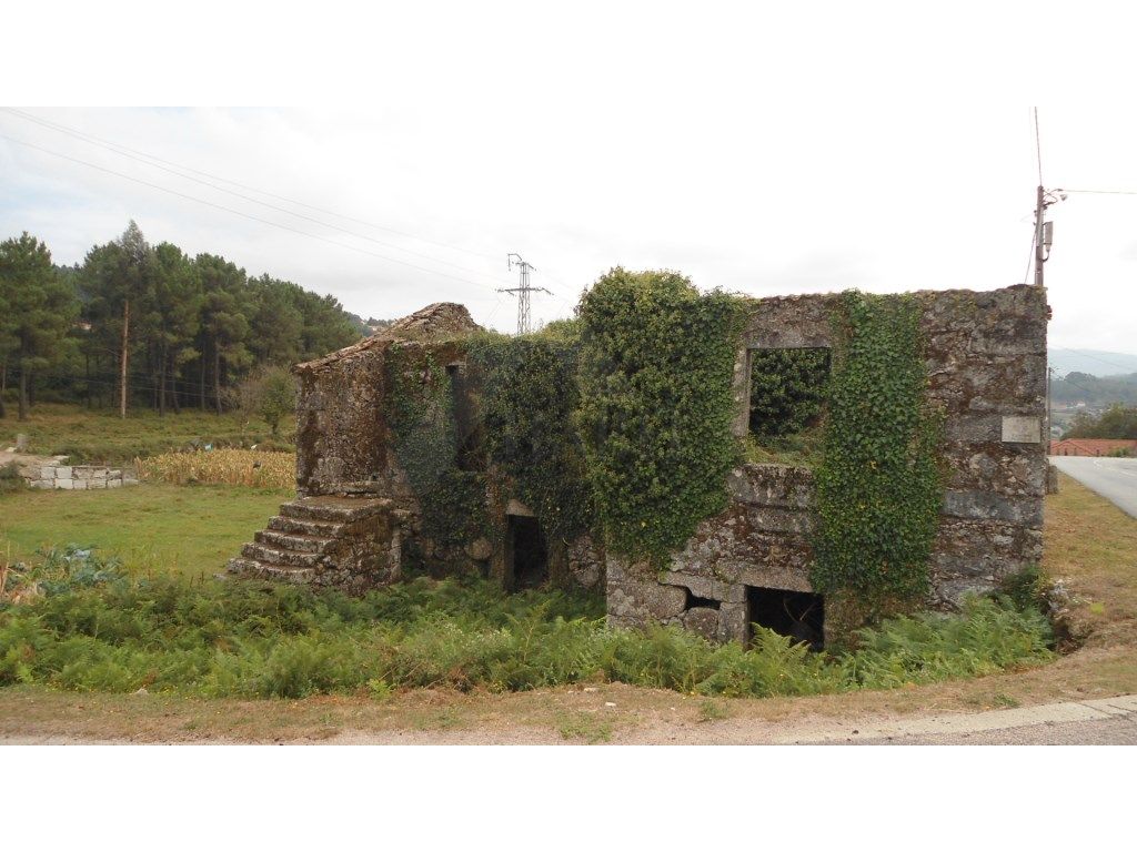 Ruínas p/ restauro com terreno envolvente em Paredes de C...