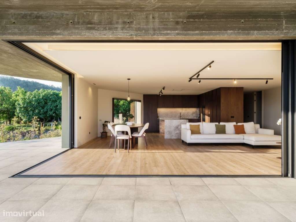 Moradia Térrea com Piscina Infinita e Vista Panorâmica sobre o Vale-29
