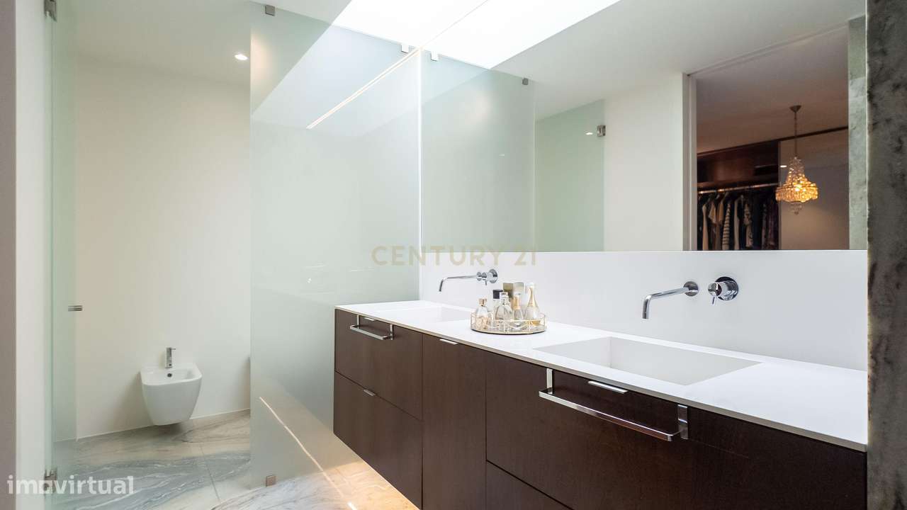 Moradia de Luxo | Construída em 2023 | Design Contemporâneo com Piscin-14