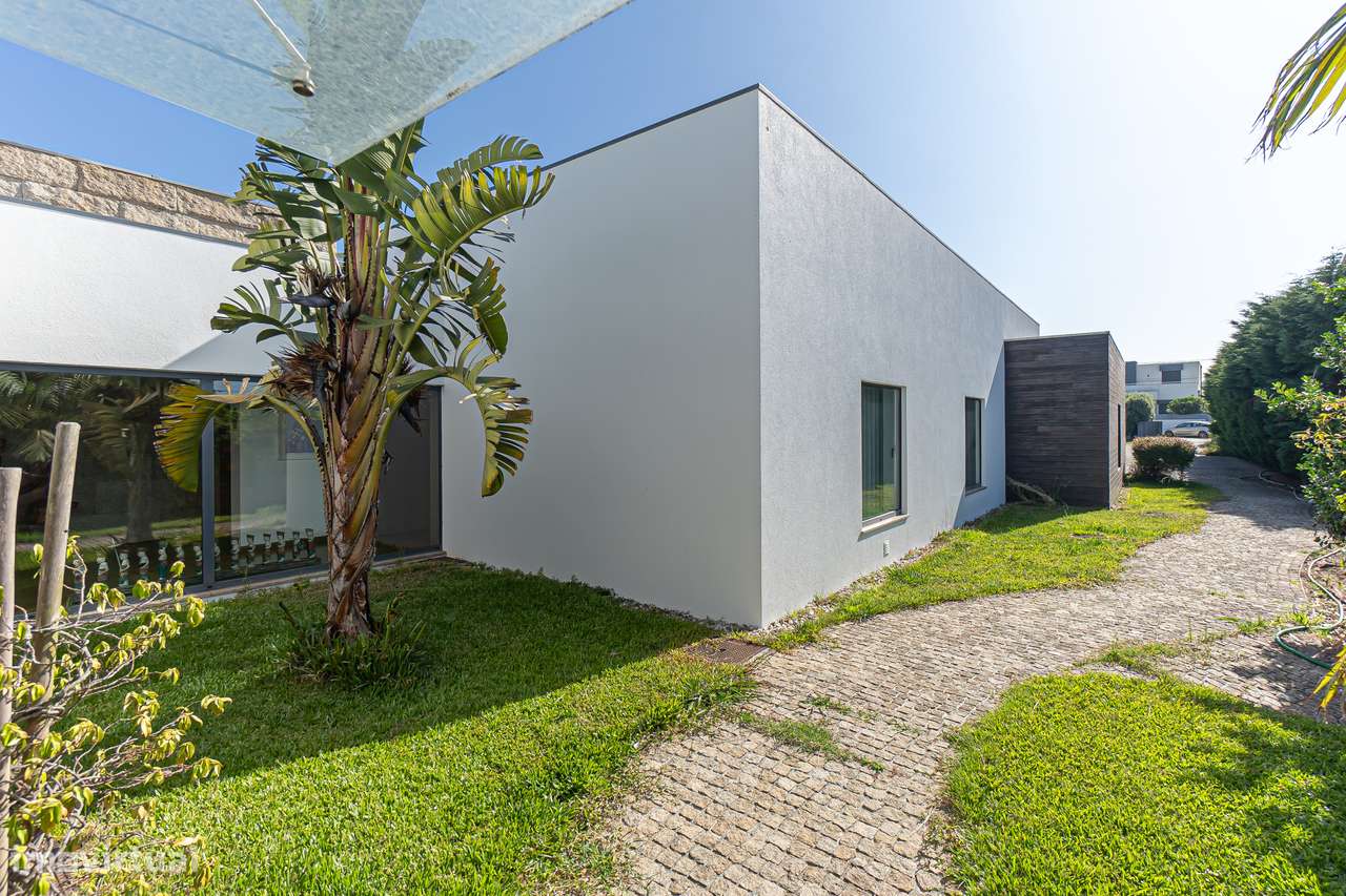MORADIA TÉRREA T3 de LUXO a 1KM da PRAIA , com 348 m² em LOTE 2300 m²-8