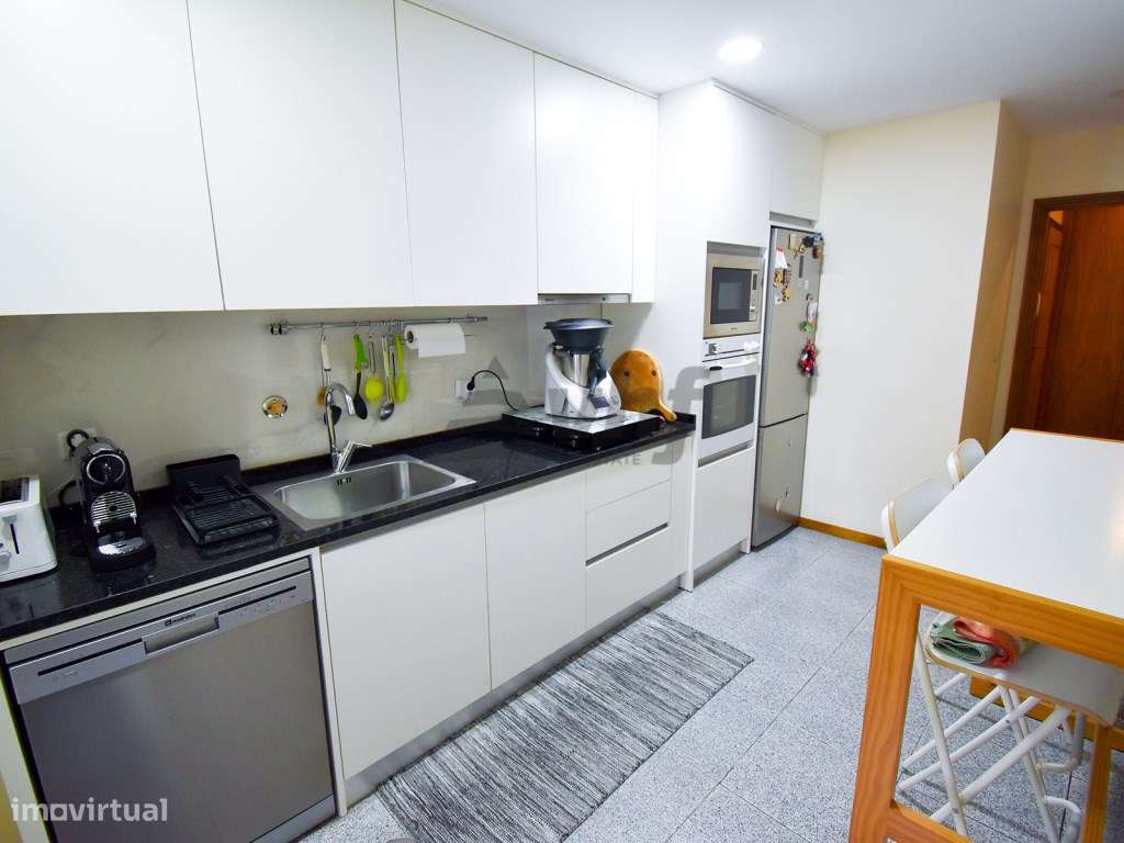 T2 espaçoso com varanda, garagem e excelente exposição solar-10