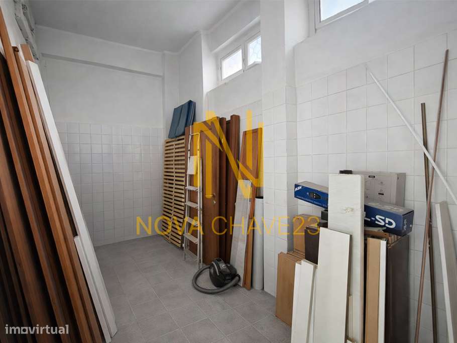 Loja 141 m² | 2 Divisões | 2 WCs | Elevado Potencial de Transformação-6