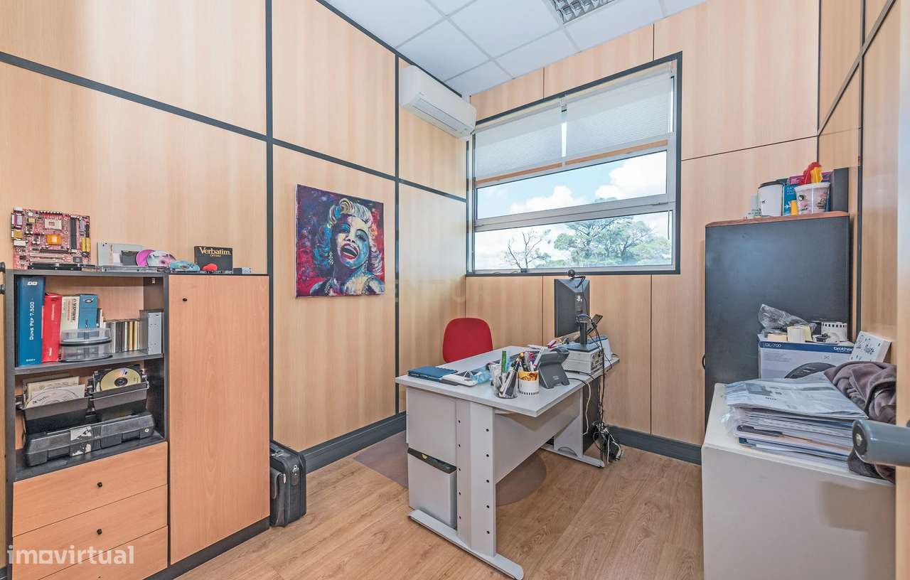 Armazém com Escritórios para Venda – 776 m² | Parque Empresarial em Si-12
