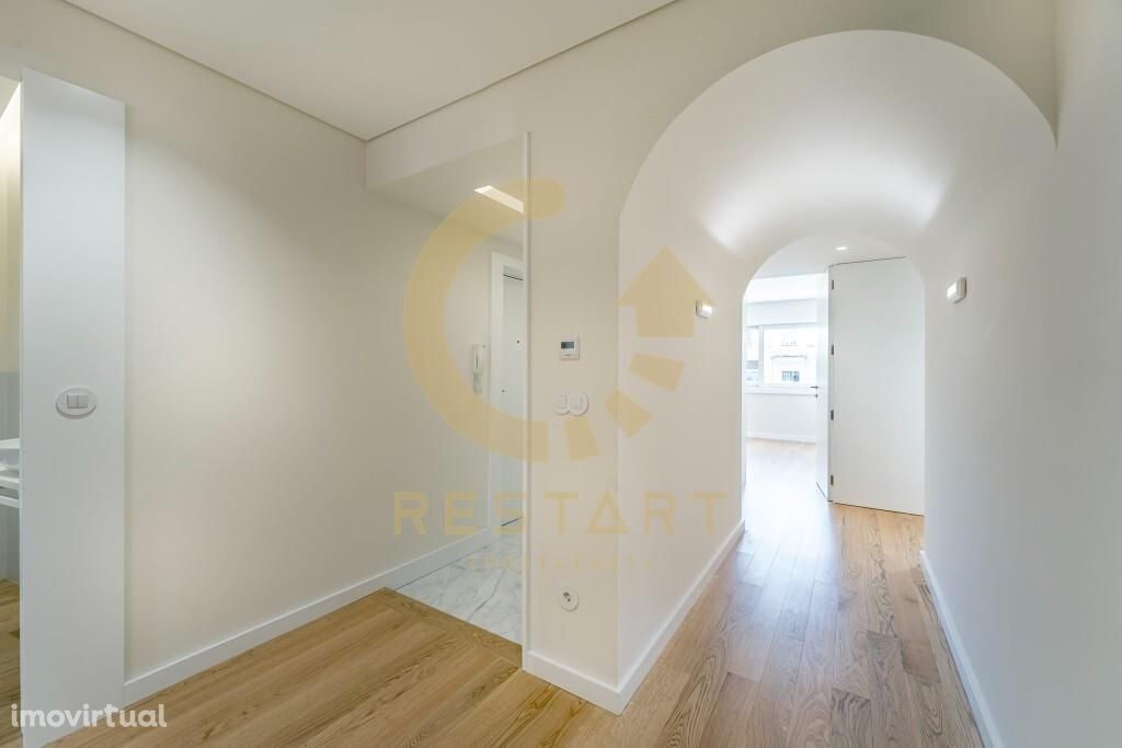 Apartamento T3 - Renovado - Varanda - Box - Av. Boavista - Porto