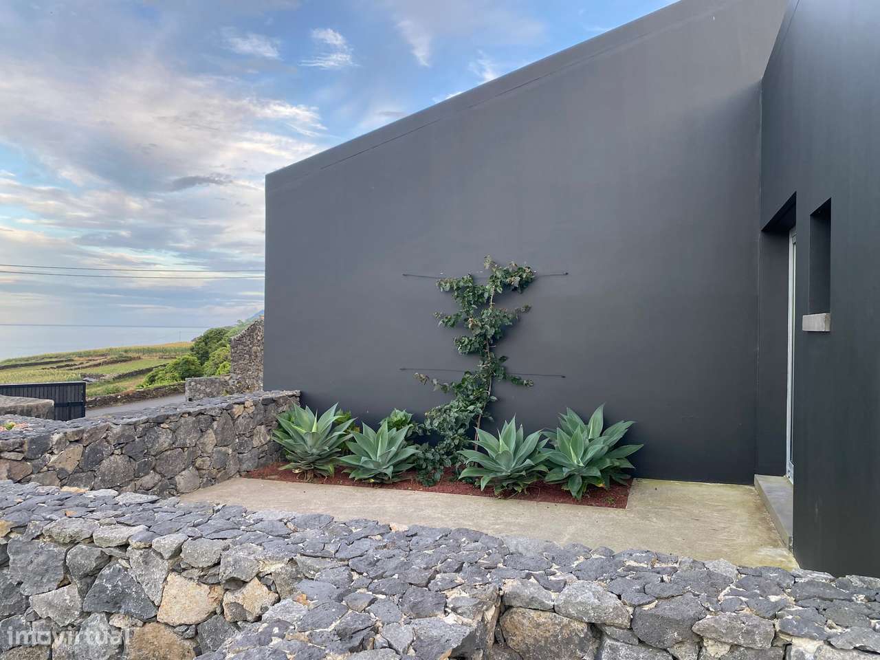 Moradia T3 contemporânea com jardim na Prainha, Ilha do Pico-13