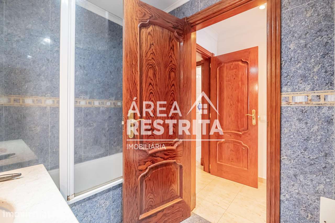 Apartamento T3 com parqueamento e elevador nos Fidalguinhos, Barreiro-15