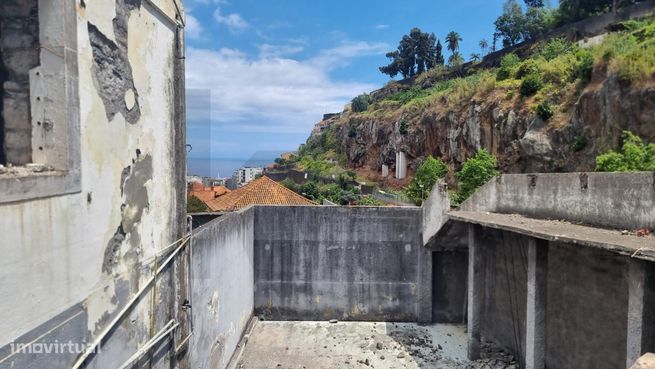 Prédio de grande volumetria no Funchal-6