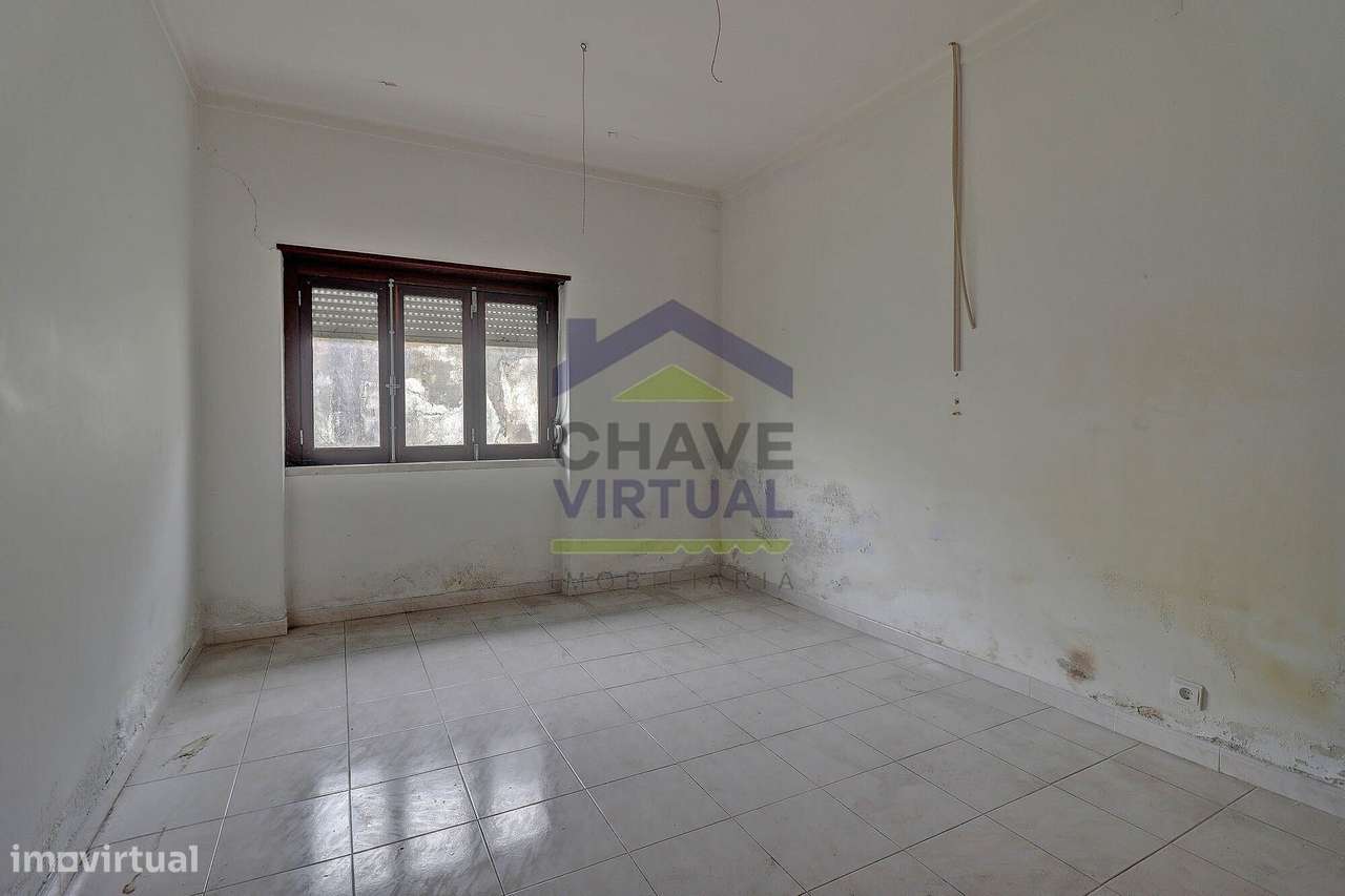 Moradia V4 com Quintal e Sõtão - Centro Bombarral-13