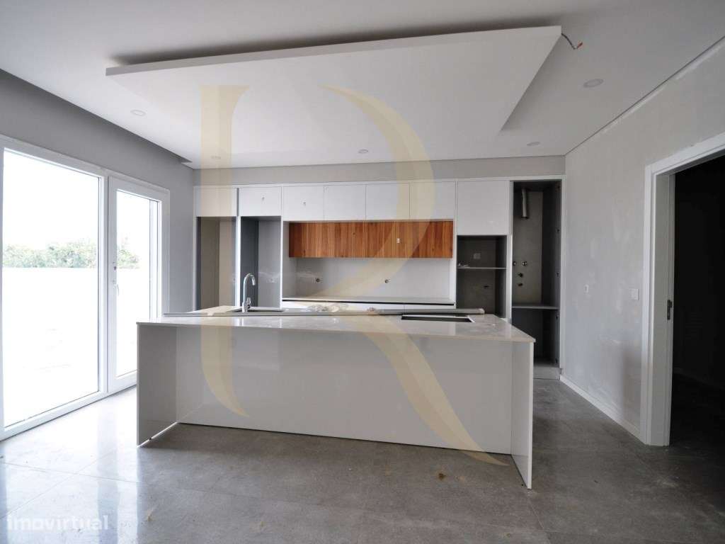 Moradia isolada nova T4+1 com piscina e garagem em Brejos de Azeitão-10