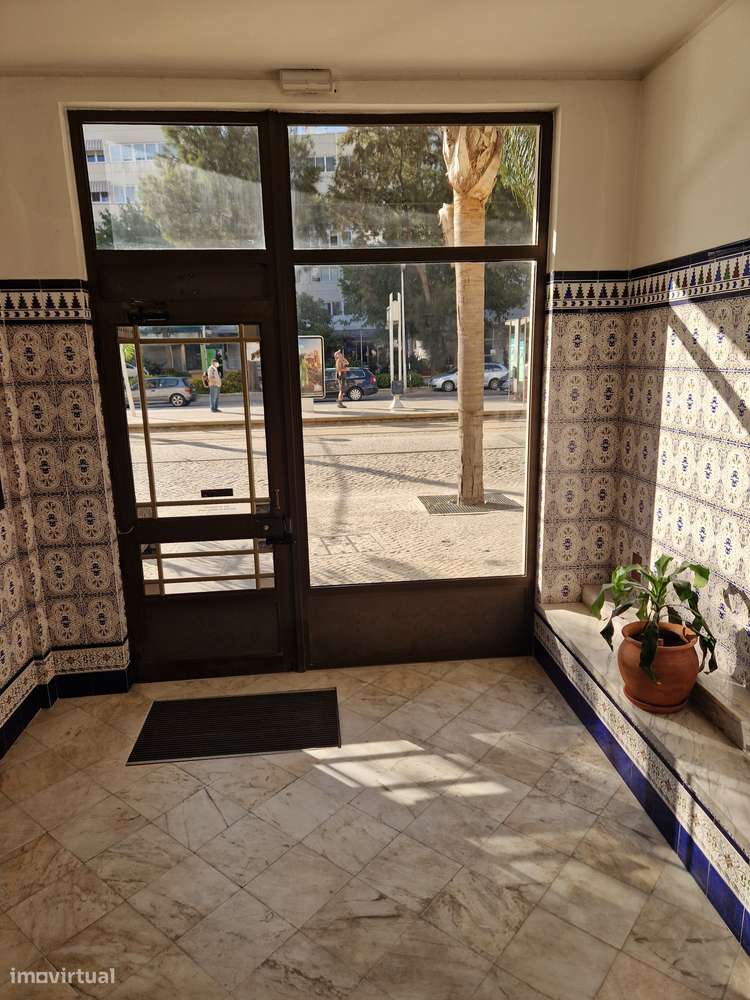 T3 Luxo (T3+T3 ligados/2 Fracções) com 3 Boxes Vistas - Almada Centro-10