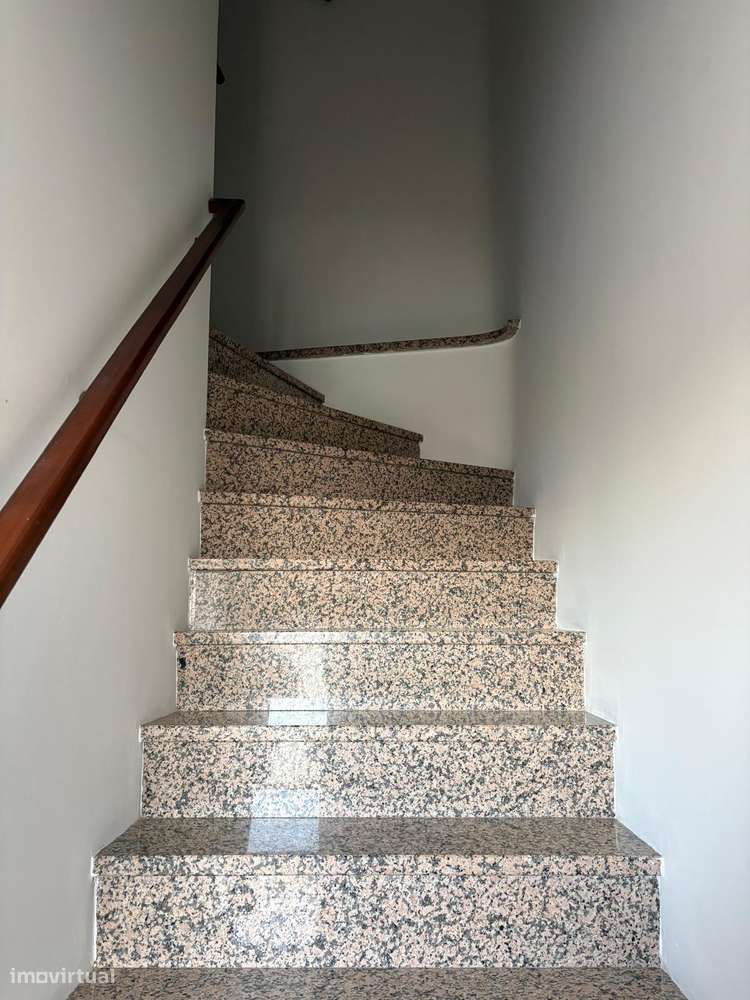 T3 em banda pronta a habitar com sótão habitável-7