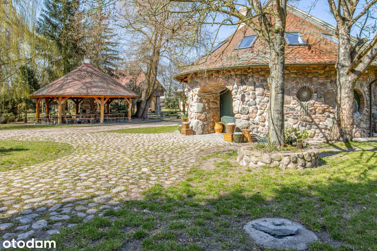 Dom z oranżerią z kominkiem ze stawem i altaną, obecnie pensjonat-8