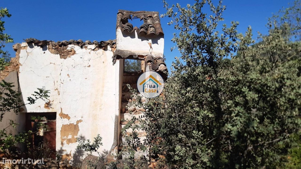 Terrenos com Ruína nos Arredores de Loulé