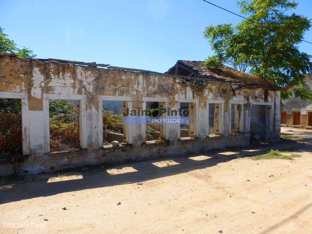 Casa, Armazém e Lagar antigos com terreno. Portugal, Guarda, F. C. ... - Grande imagem: 2/4