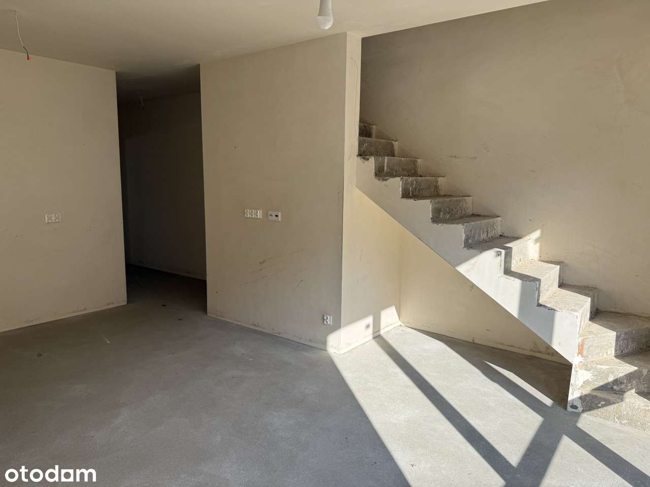Osiedle w samym sercu Kobyłki.  Segmenty 96m2+49m2. 900m od PKP-6