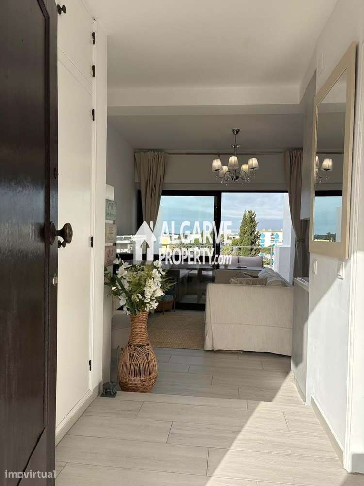 Apartamento T2 totalmente renovado em zona tranquila perto da Praia e - Grande imagem: 4/21