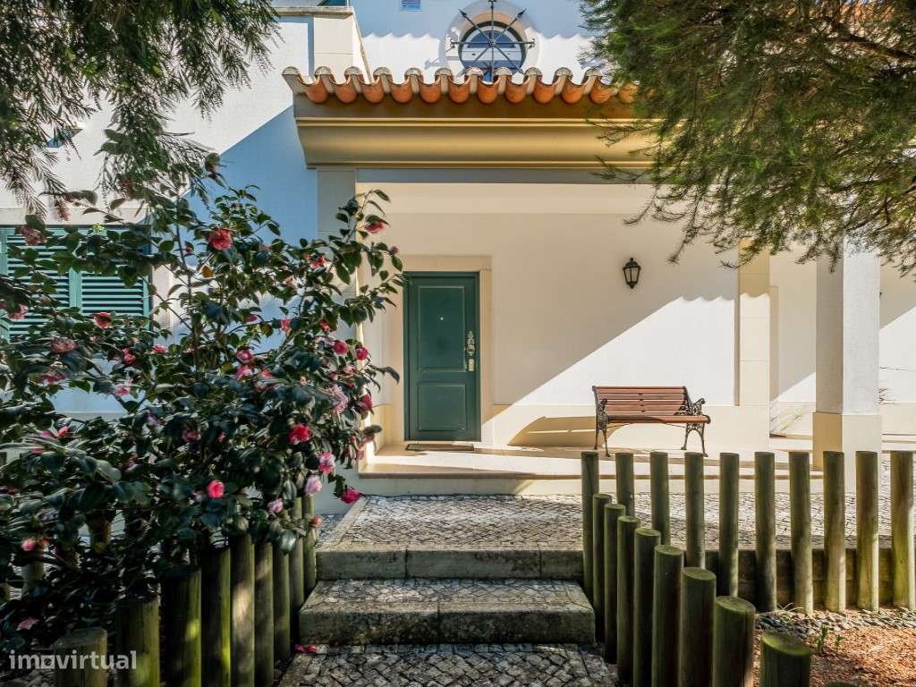 Moradia isolada inserida em terreno de 1370 m2 com piscina-14