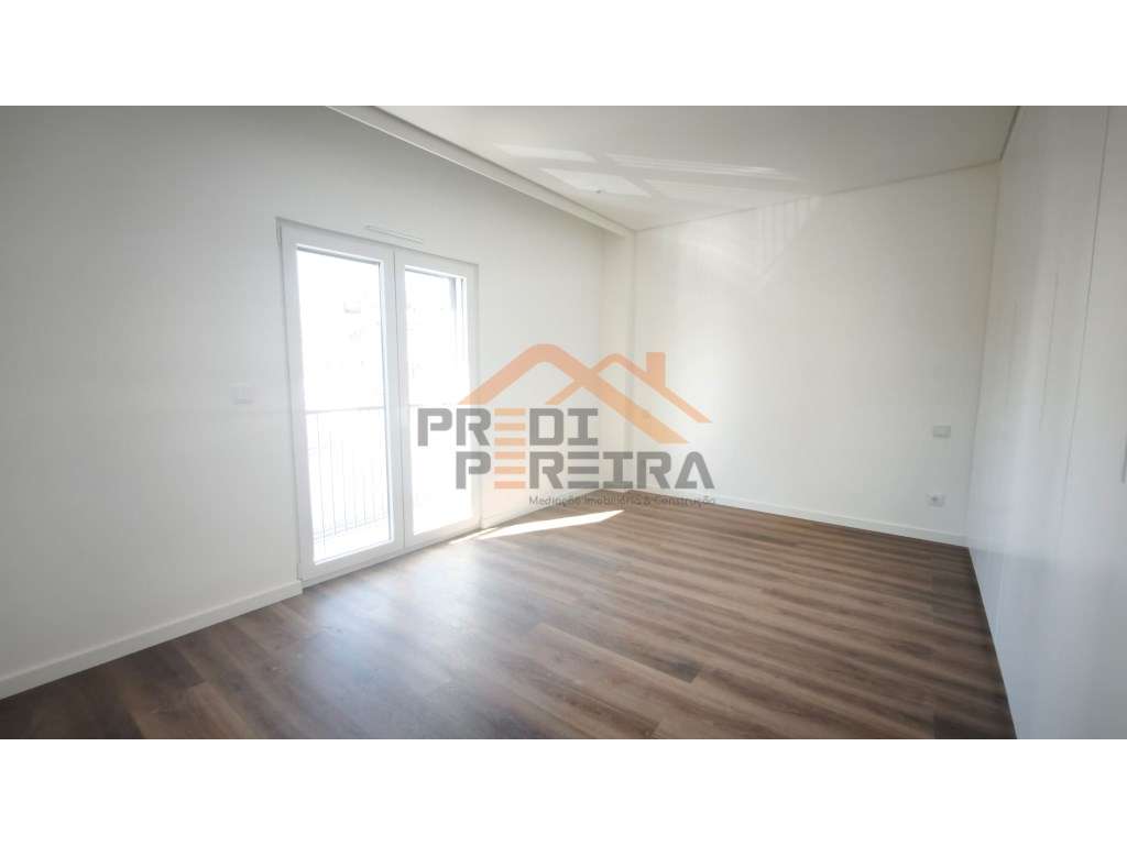 Situado em Caneças, apartamento T4 com duas suites, uma box e um pa...-15