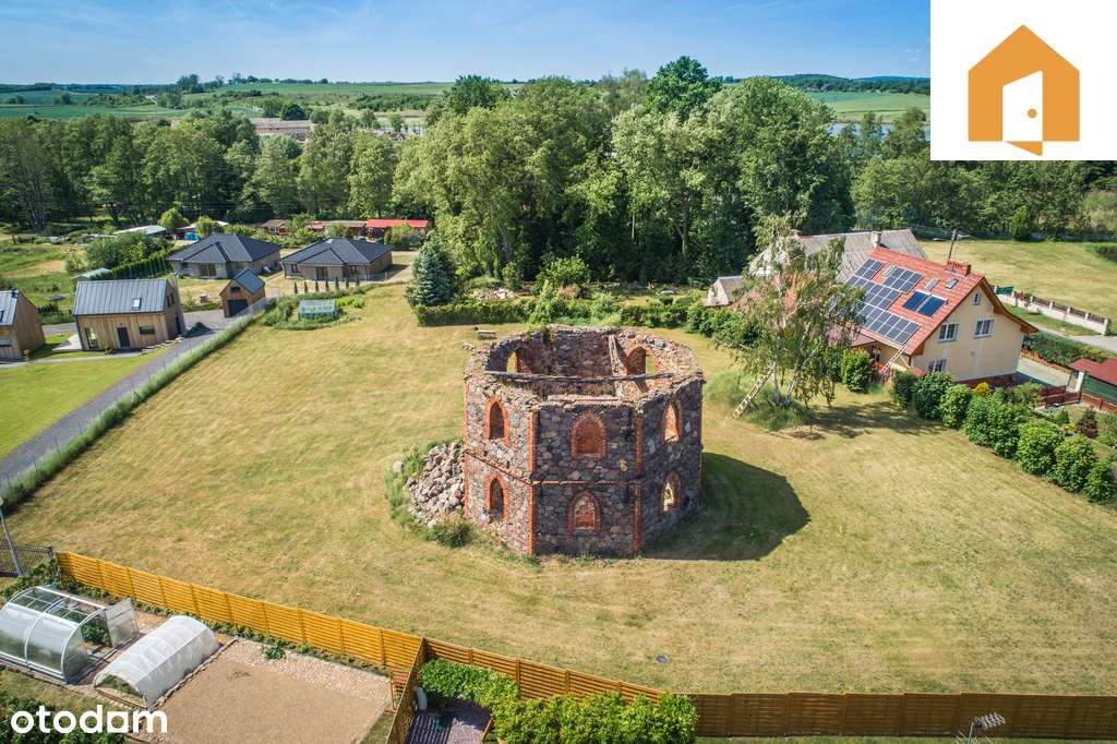 Duża działka z zabytkowym wiatrakiem z XIX w.-1