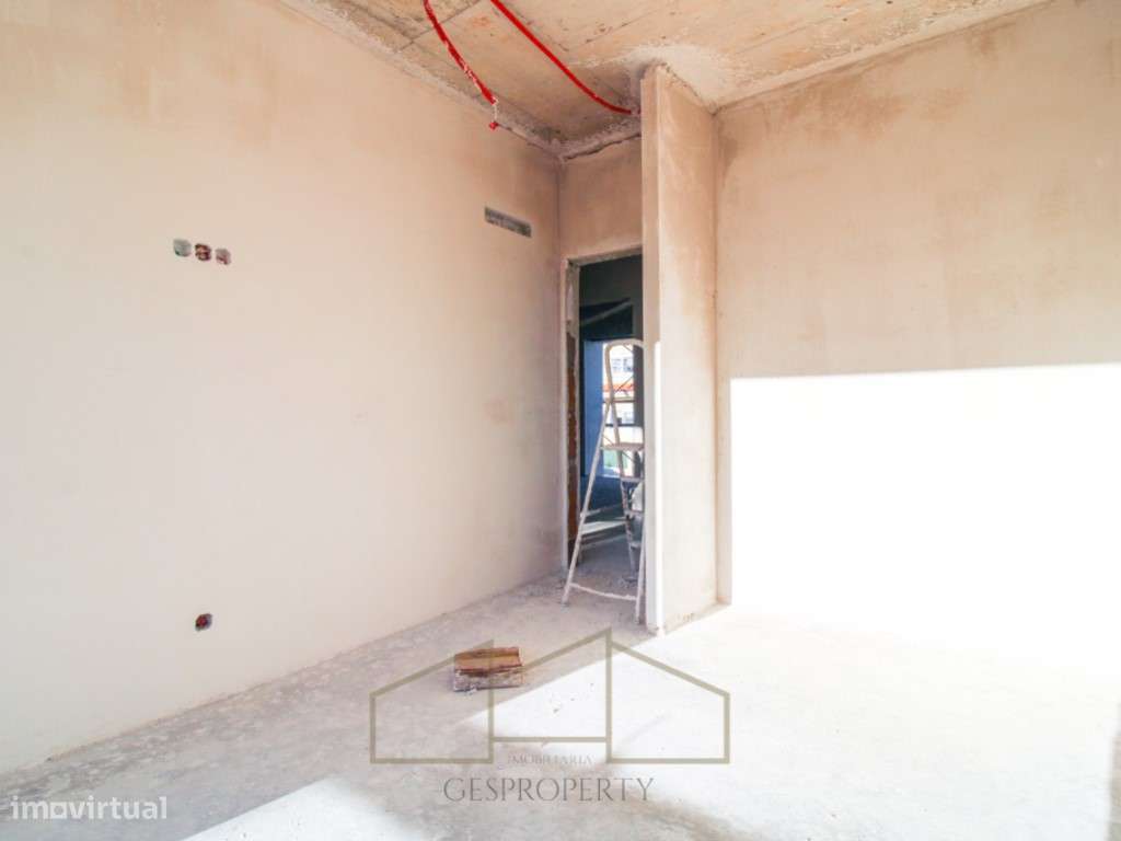 Moradia T4 Geminada com piscina na Sobreda-10