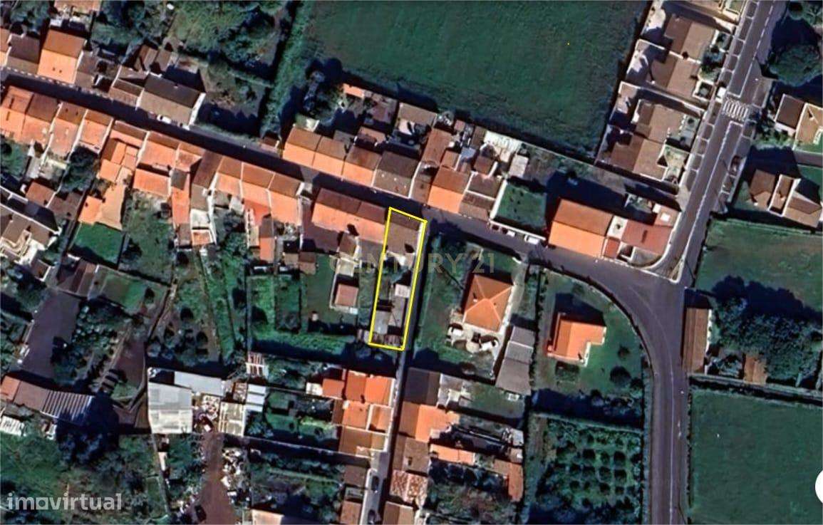 Oportunidade com Potencial – Moradia com Quintal e Estacionamento-11