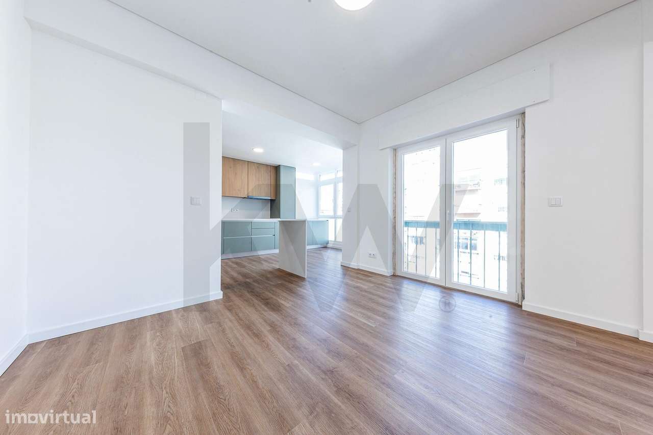 T3 Renovado com Acabamentos de Luxo e Vista Desafogada em Carnaxide - Grande imagem: 4/32