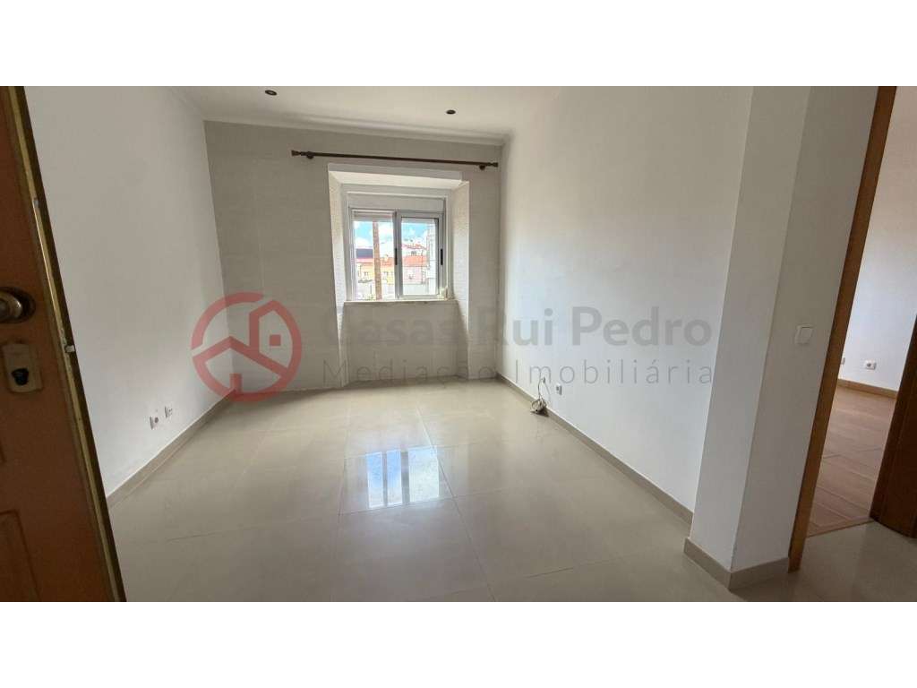 Apartamento T2 com logradouro e churrasqueira na Cova da Piedade, A...-11