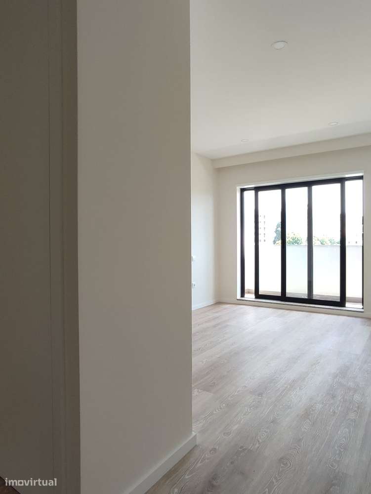 T2 com vistas de mar, lugar de garagem e arrumo, à estação do metro - Grande imagem: 4/8