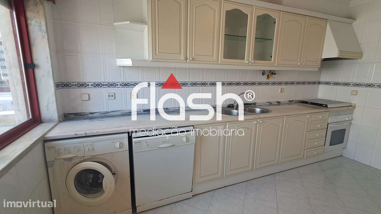 Apartamento T2 c/ parqueamento em Mem Martins-6