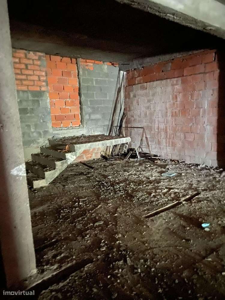 Terreno para Construção com Edificação Inacabada e Projeto Anteriormen-3