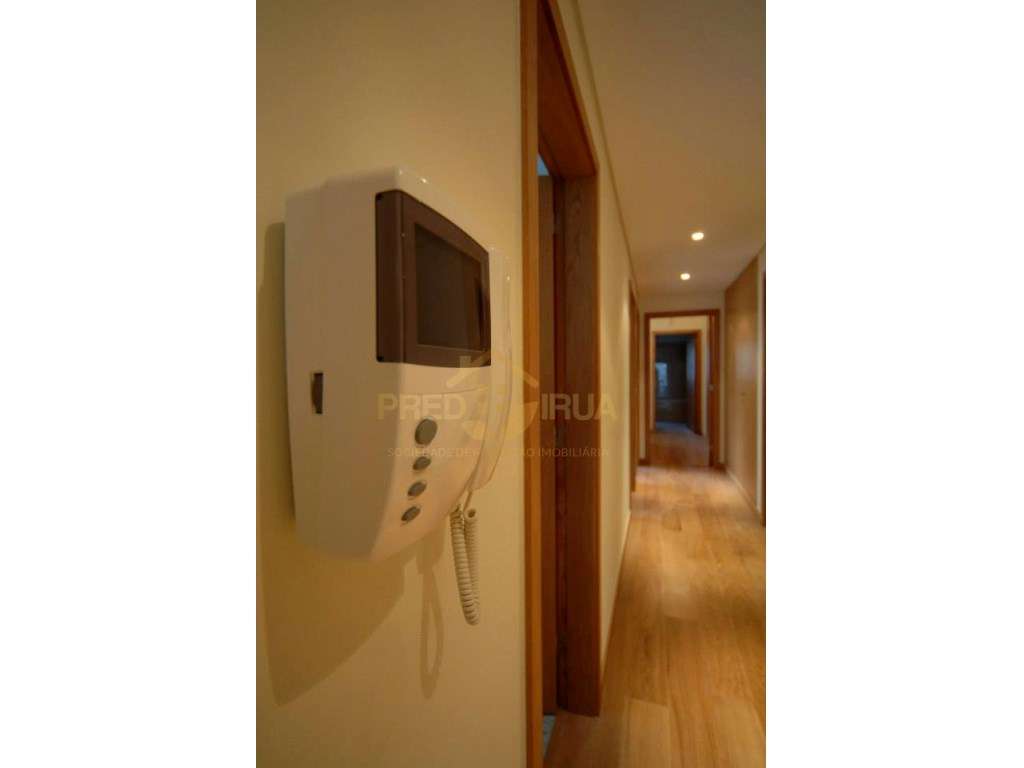 T4 de luxo semi-novo com 2 lugares de garagem e arrumos - Grande imagem: 4/21