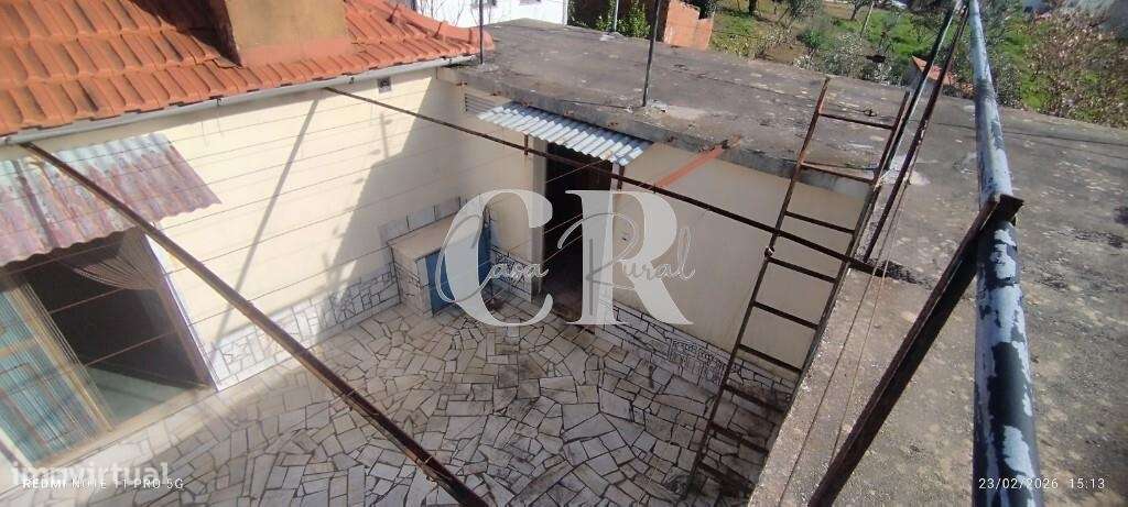 Moradia T3 com vários anexos, terreno e poço-6