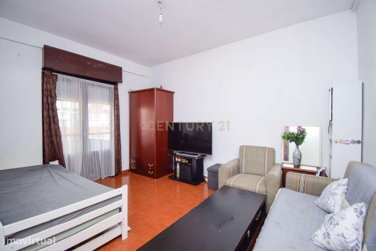 Apartamento T2 em zona central, inserido em prédio com 2 elevadores e-12