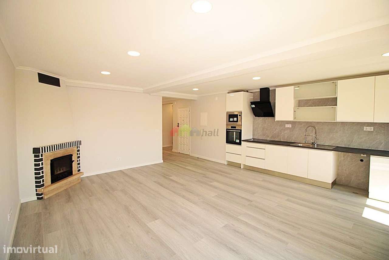 Apartamento T4, 3º andar, Totalmente Remodelado na Amora-3