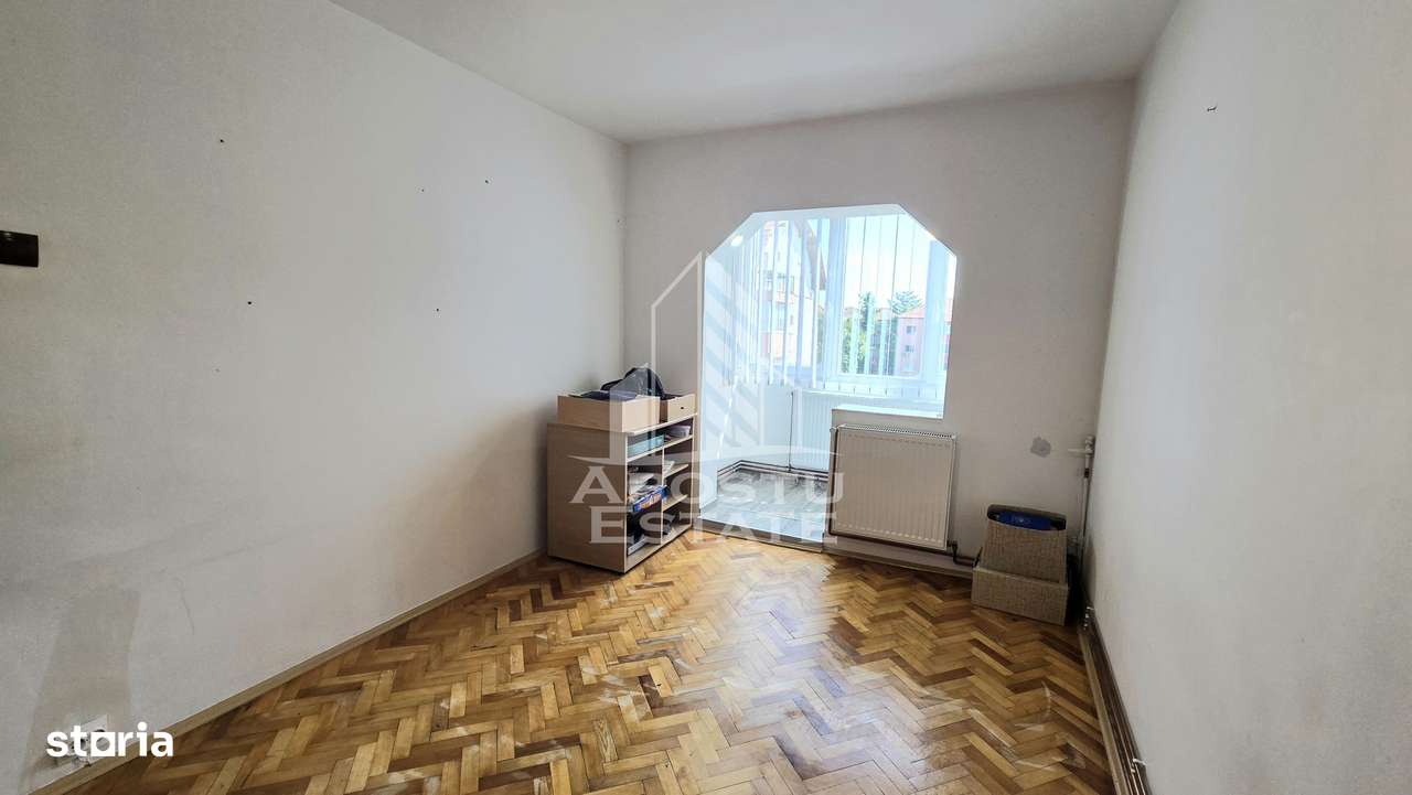 Apartament cu 3 camere, 2 bai, centrala proprie, zona Aradului - Imagine principală: 2/9