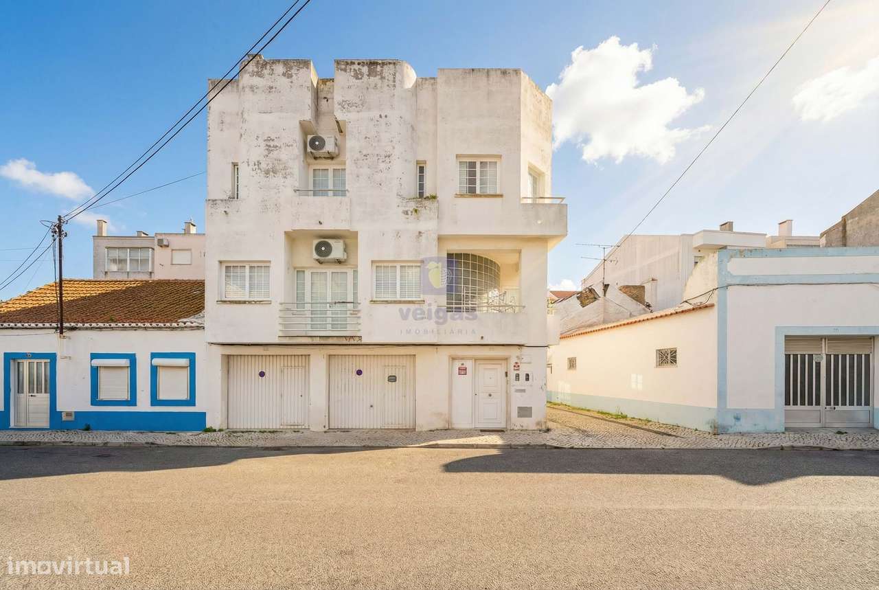 Prédio em Propriedade Total com Terraço, Garagens  no Montijo-0