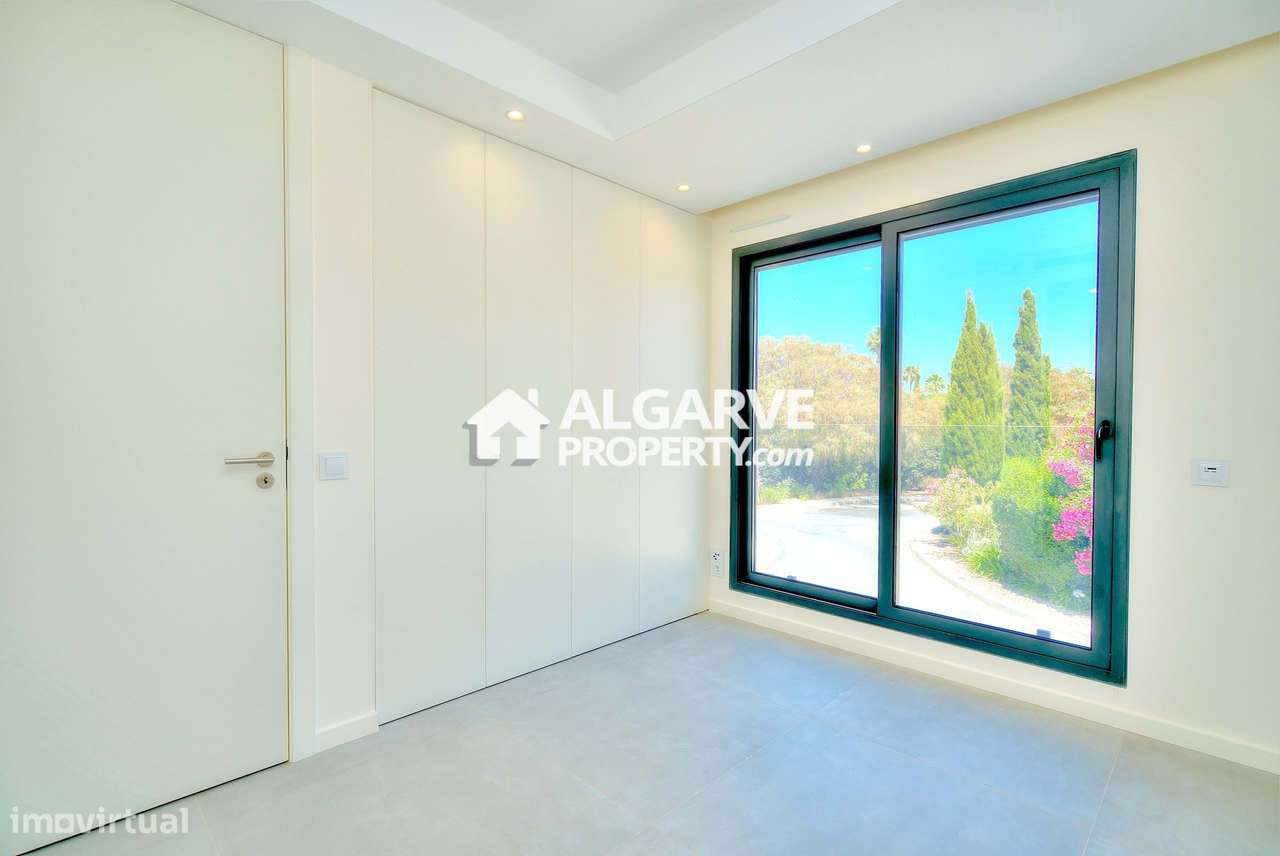 Elegante Moradia T2 com Acabamentos Modernos em Vilamoura, Algarve - Grande imagem: 4/29