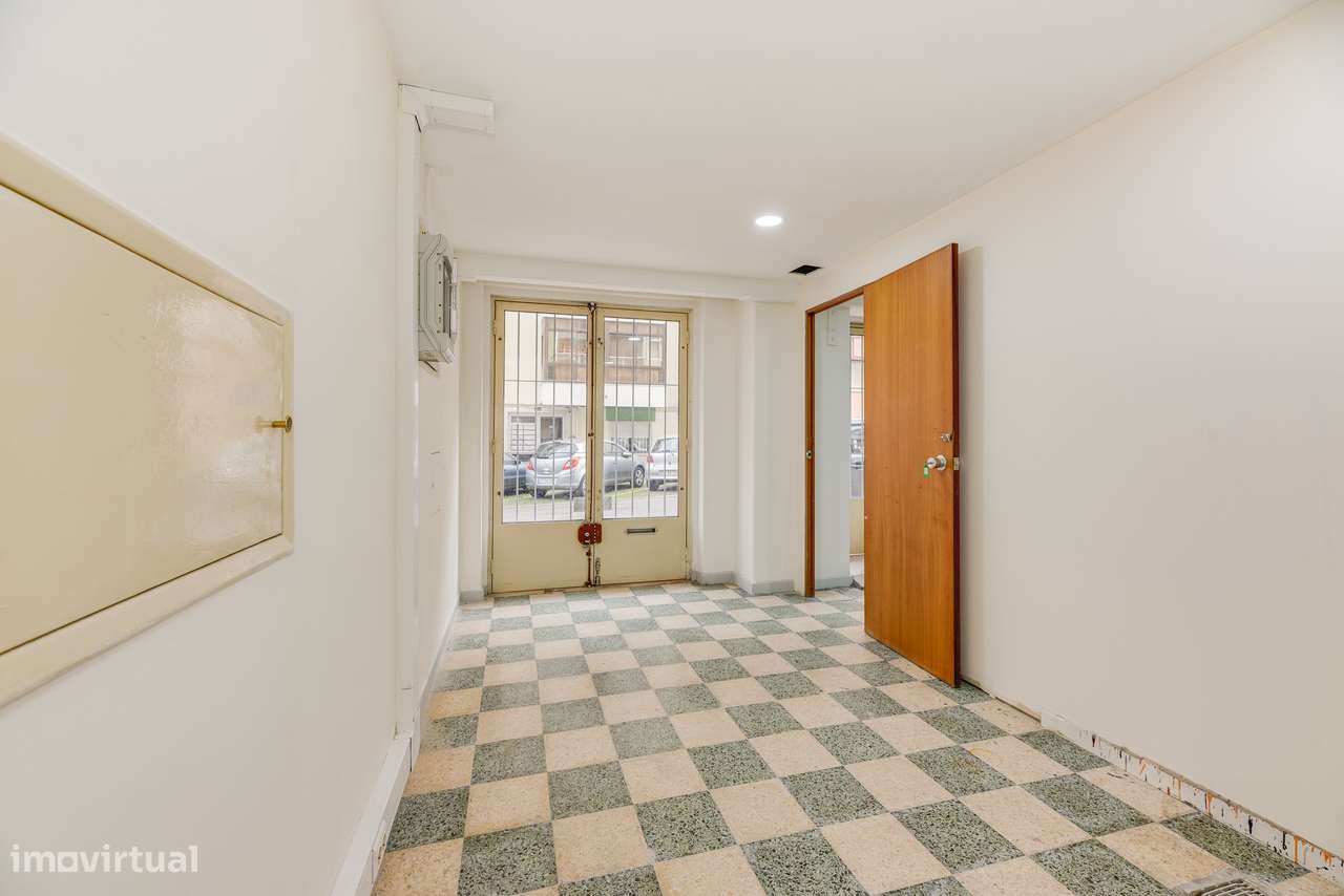 ESPAÇO COMERCIAL REMODELADO | PRONTO A FUNCIONAR | SACAVÉM-4