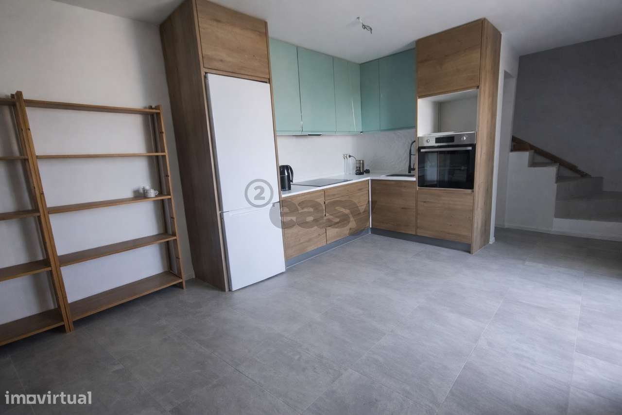 Moradia em remodelação T2+1 em Azueira - Grande imagem: 5/14