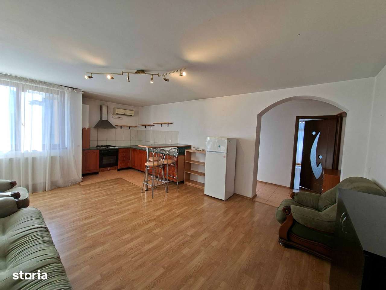 Apartament cu 3 camere, et: 2/3 la vila in Piata Cluj-5