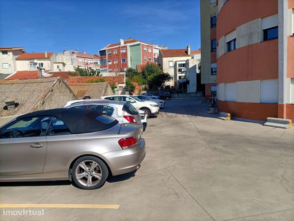 Vende-se Excelente T3 na Pontinha com 2 Lugares de Parqueamento-31