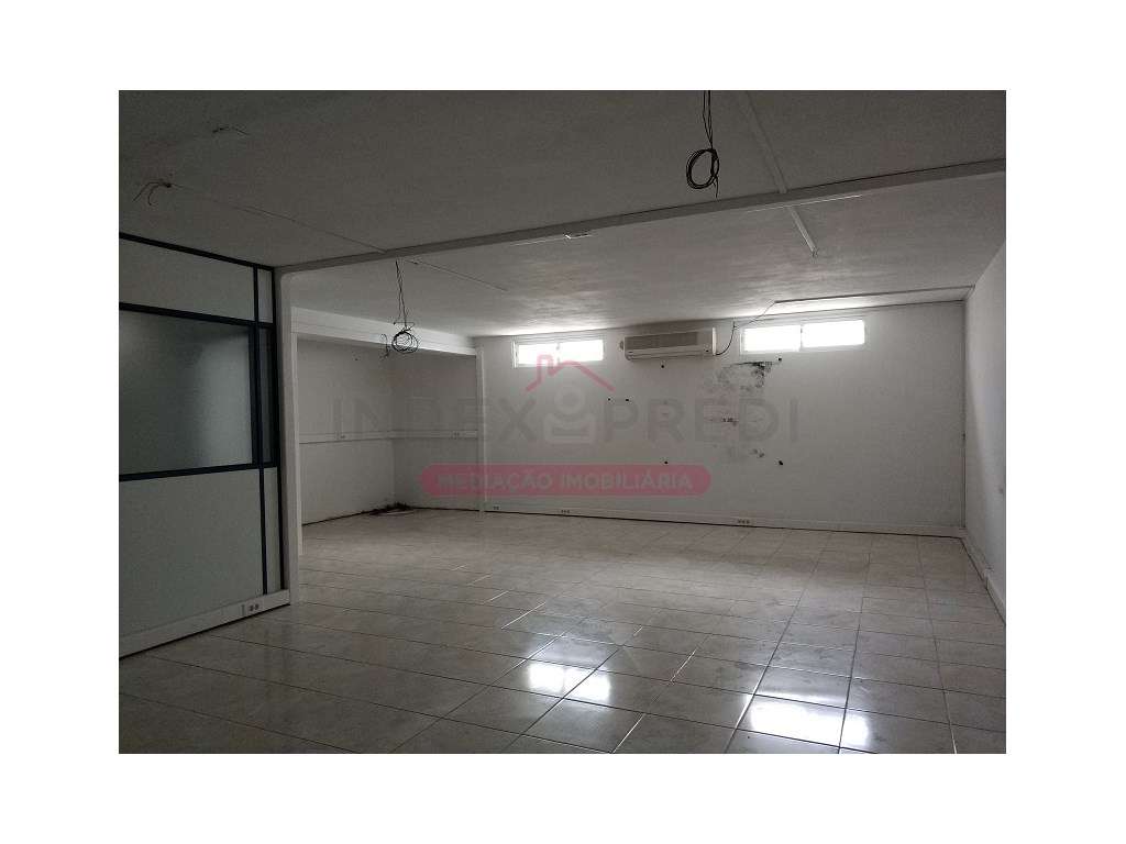 Investidores - Excelente loja com muita luz natural. - Arrendado - Grande imagem: 5/31